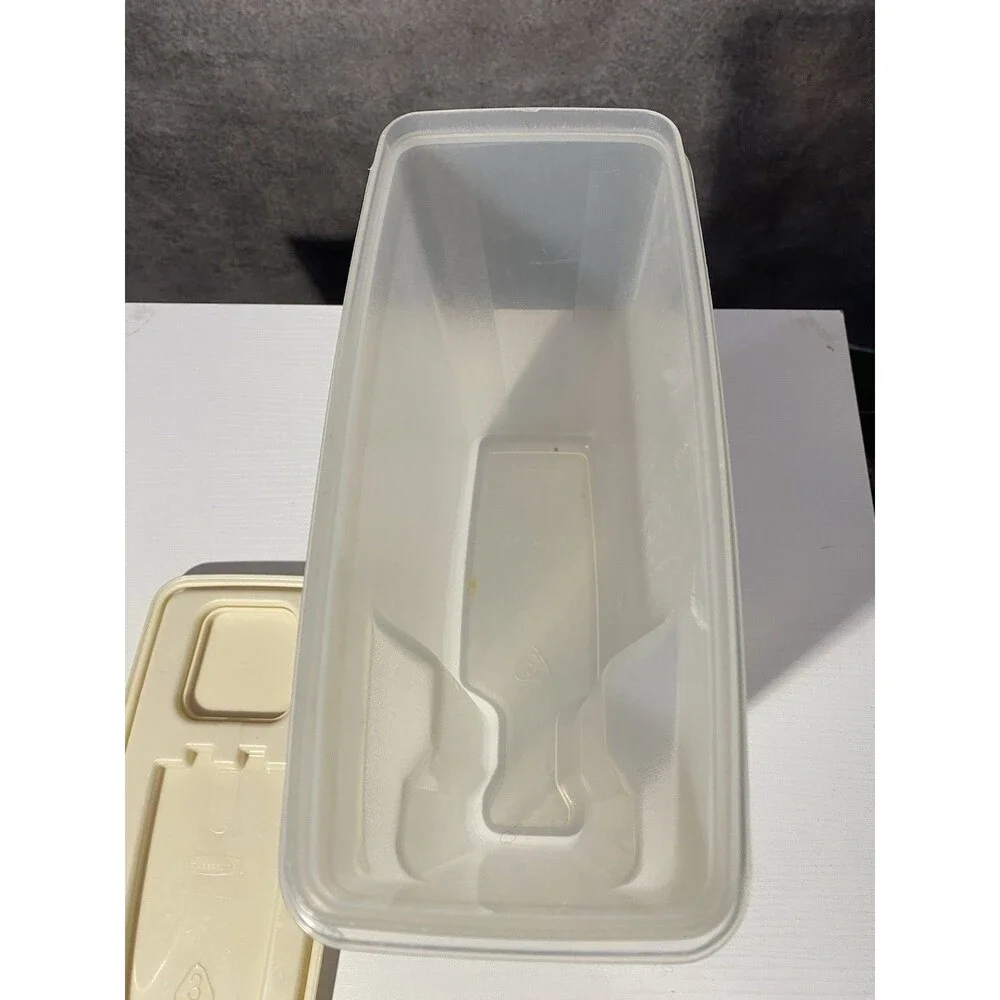 Rubbermaid Servin Saver 1.3 Gallon Plastic Cereal Keeper with Almond Lid